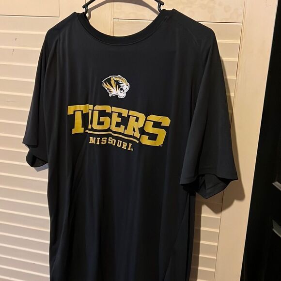Majestic section 101 size large, Missouri Tigers, short sleeve shirt - Picture 1 of 4